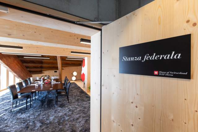 Stanza federala: Conference room with a black tables and black chairs