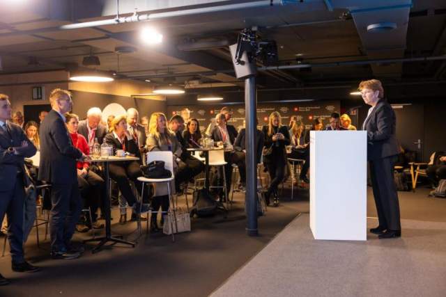Viola Amherd, member of the Federal Council giving a speech to a room full of people.