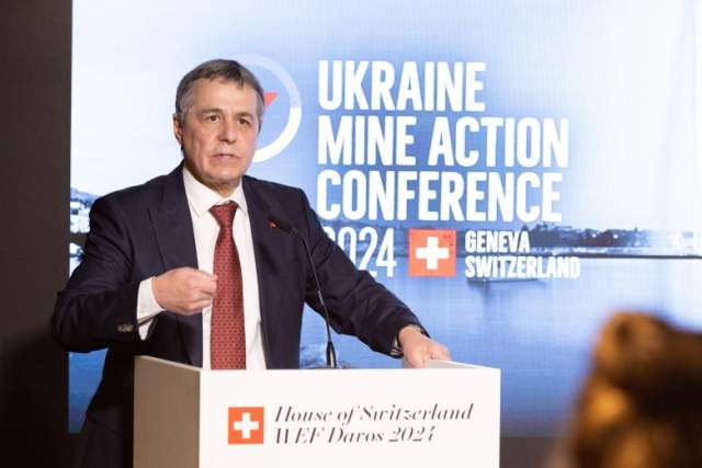 Ignazio Cassis giving a speach on a podium.