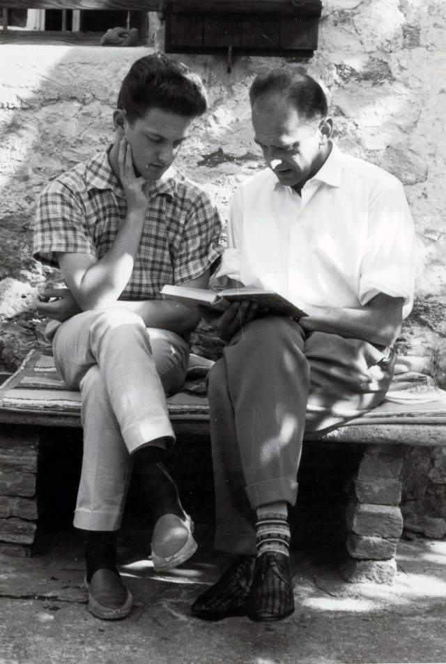 1964_agosto_Plinio_Martini_a_Foroglio_con_Alessandro_e_Il_ gattopardo_©_Archivio_di_famiglia_di_Plinio_Martini.jpg