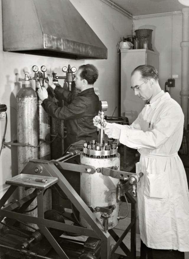 4_Hofmann Albert, 2.15.007, 1945, H. und sein Mitarbeiter W. Bischoff im Hydrierlabor (2).jpg