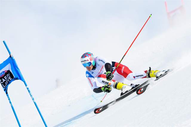 Marco_Odermatt,_Schweiz_gewinner_des_Riesenslaloms_der_FIS_Junior_World_Ski_Championships_in_Davos_2018_in_aktion. (Large).jpg