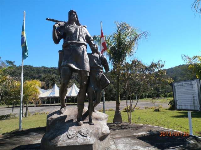 Nava_Friburgo_RJ_Brasil_-_Queijaria_Suiça,_Estátua_de_Guilherme_Tell_-_panoramio1 (Large).jpg