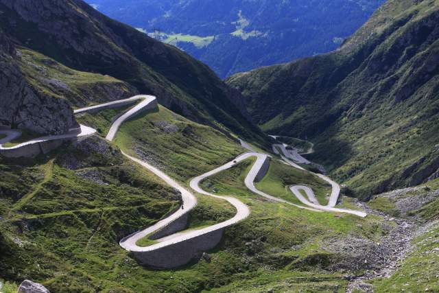 The_old_road_winding_over_St._Gotthard_pass_(el._2106_m._or_6,909_ft.)_high_in_the_Swiss_Alps.JPG