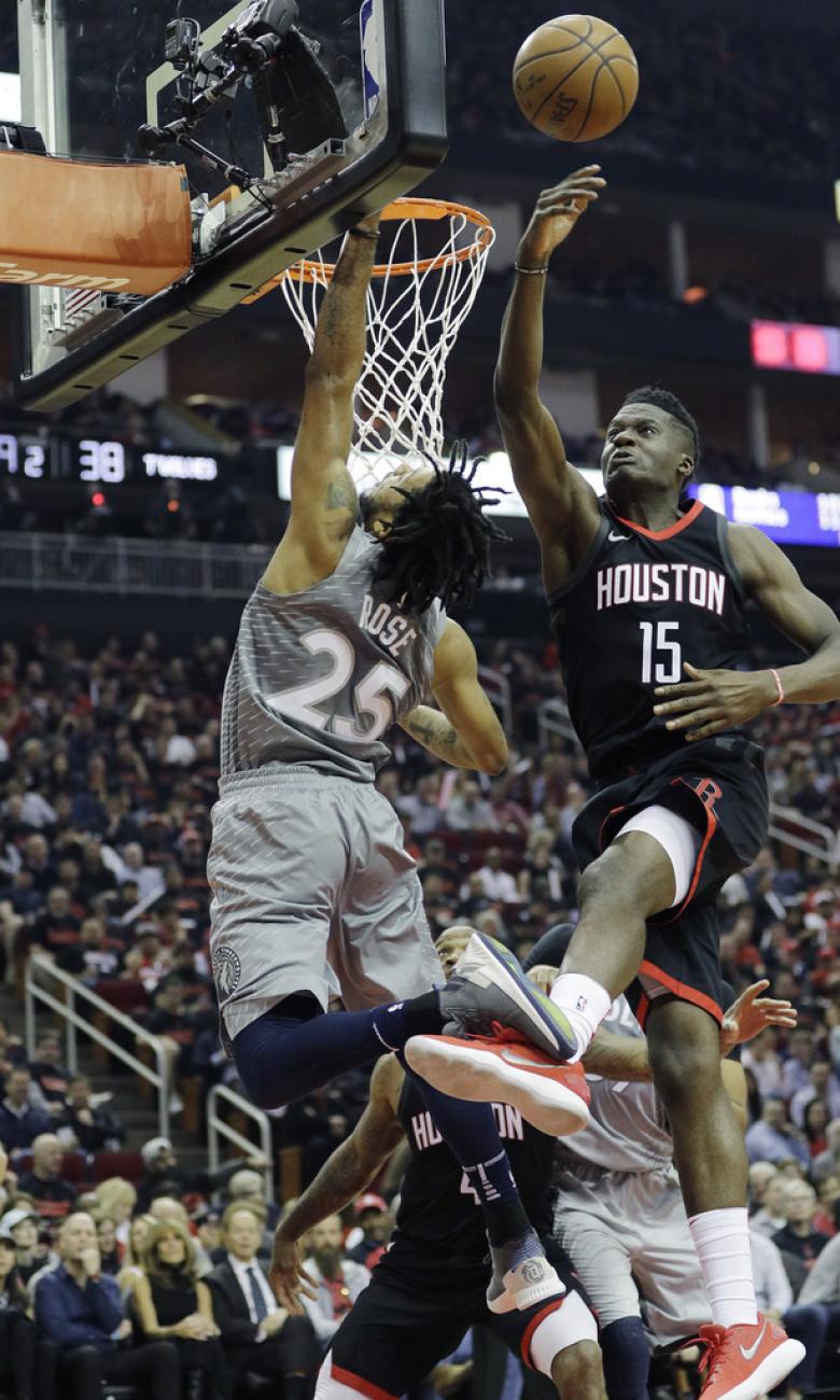 Clint Capela, right, blocks a shot by Derrick Rose © Keystone