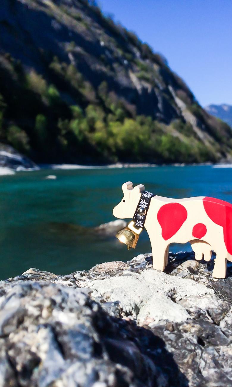 petite vache en bois au bord du lac