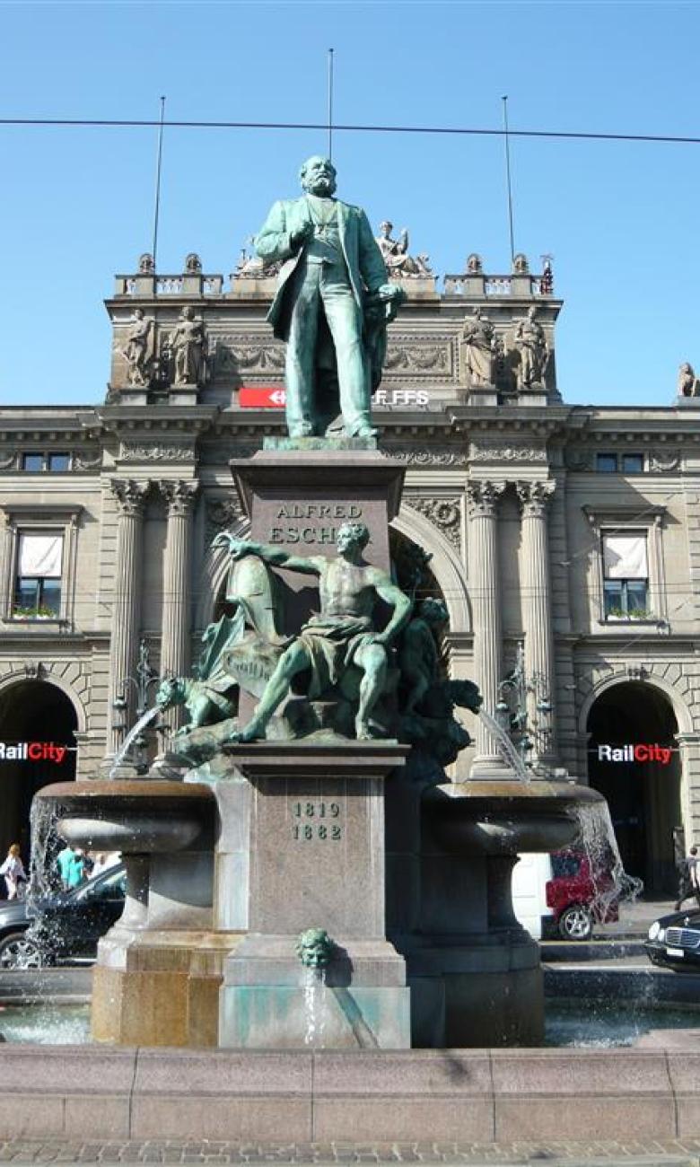 Monumento ad Alfred Escher dello scultore Richard Kissling davanti alla stazione centrale di Zurigo.