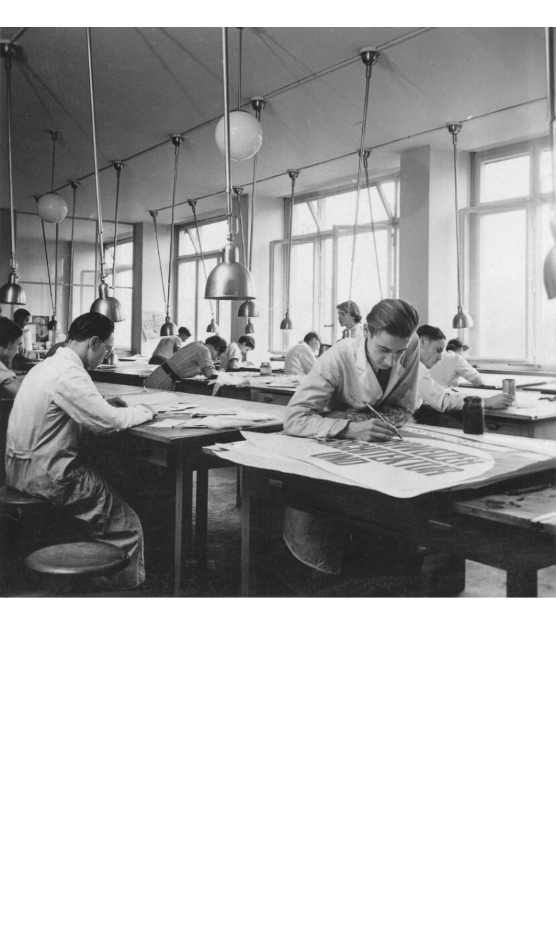 classe di fotografia, scuola di arti applicate di Zurigo, lezione presso la classe specialistica di grafica, anni 1930, foto: © ZHdK, Archivio dell’Università delle arti di Zurigo