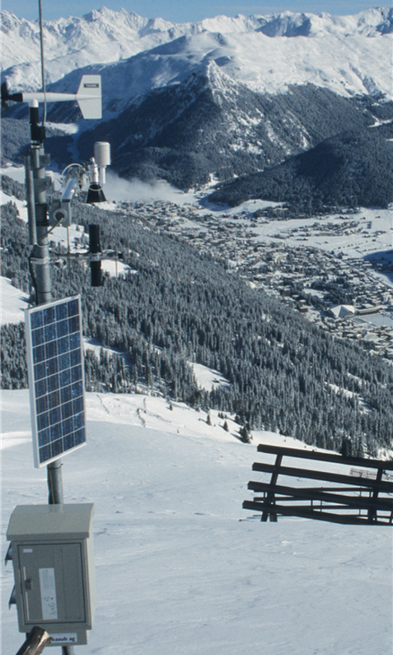 Avalanche barriers above Davos stabilise the snowpack and prevent it from breaking off as an avalanche. The measuring station provides meteorological data that are important for the avalanche bulletin. © Jürg Schweizer, SLF