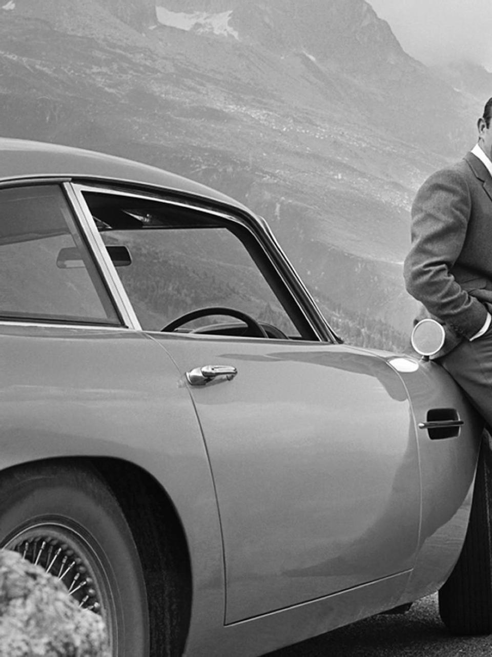 En attendant Goldfinger, James Bond, alias 007, pose sur le col de la Furka devant son Austin Martin DB5. 