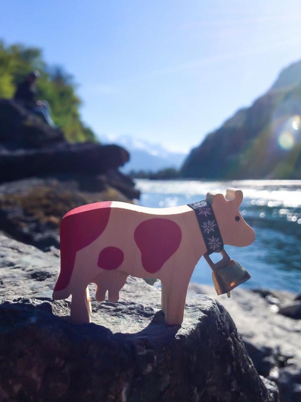petite vache en bois au bord du lac