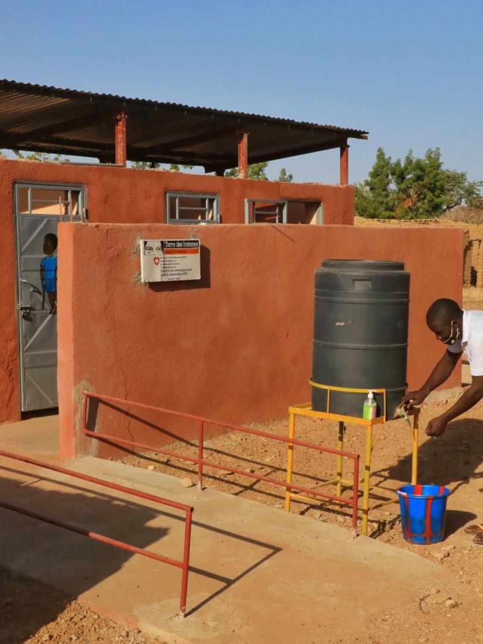 Das Schweizer Konsortium für Wasserversorgung und Abwasserentsorgung bemüht sich um eine menschenwürdige, an die Mobilität aller Menschen in Mali angepasste sanitäre Infrastruktur © Terre des hommes