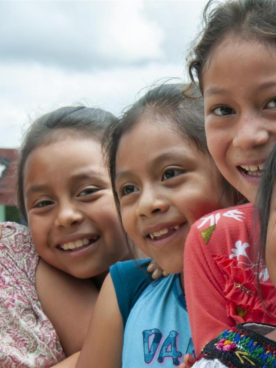 Cinq jeunes filles souriantes au Guatemala
