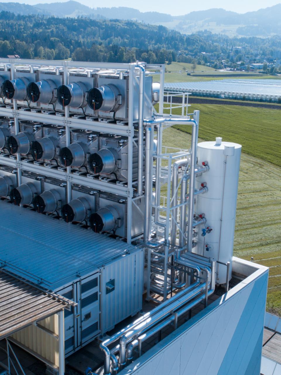 Sul tetto dell’inceneritore di Hinwil (ZH) nel 2017 sono stati installati 18 sensori in grado di catturare il biossido di carbonio. Da allora hanno assorbito 900 tonnellate di CO2 dall’atmosfera, pari alle emissioni di una trentina di economie domestiche.
