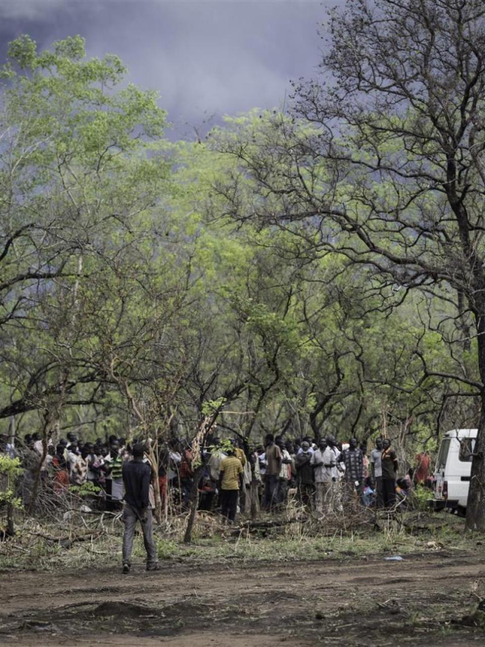 West of Juba, camp of Dulamaya. A distribution of seeds and tools kits is about to start. Displaced families are starting to gather close to an ICRC vehicule.