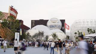 À l'Expo universelle d'Osaka, l'idée géniale des Suisses: distribuer le drapeau national dans leur file d'attente